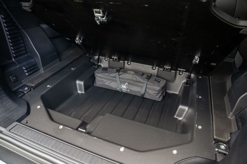 Landrover Defender 90 Commercial 3.0 D250 HSE VAT Q