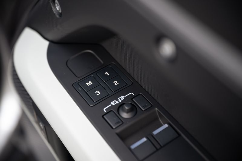 Landrover Defender 90 Commercial 3.0 D250 HSE VAT Q