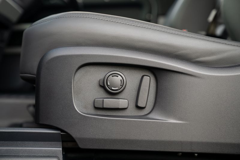 Landrover Defender 90 Commercial 3.0 D250 HSE VAT Q