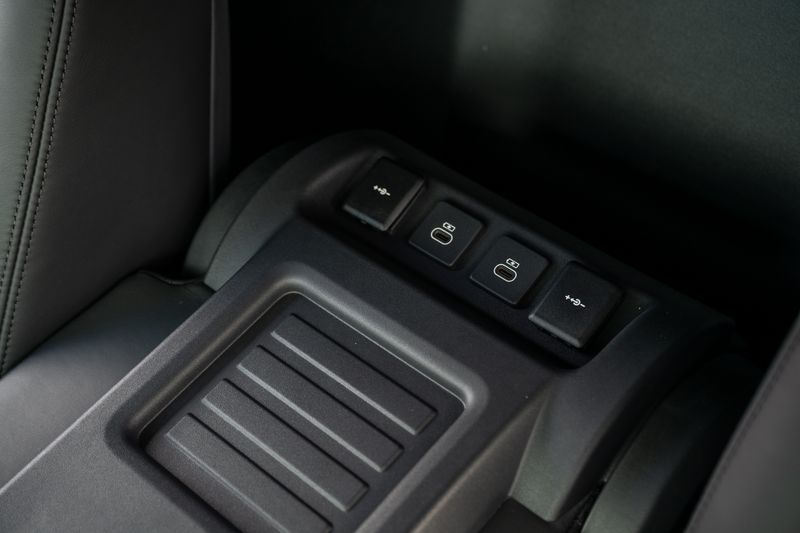 Landrover Defender 90 Commercial 3.0 D250 HSE VAT Q