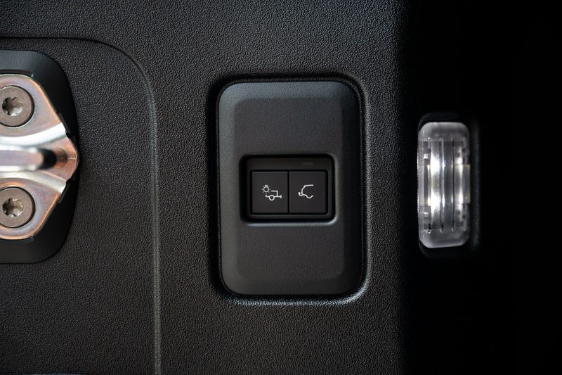 Landrover Defender 90 Commercial 3.0 D250 HSE VAT Q