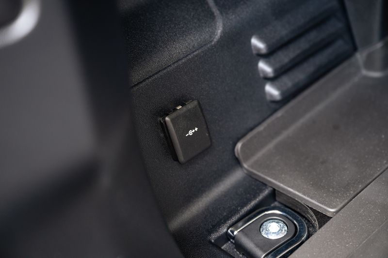 Landrover Defender 90 Commercial 3.0 D250 HSE VAT Q