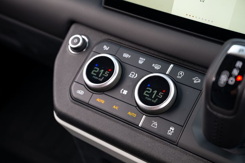 Landrover Defender 90 Commercial 3.0 D250 HSE VAT Q