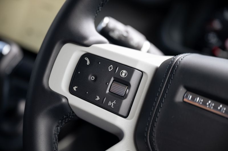 Landrover Defender 90 Commercial 3.0 D250 HSE VAT Q