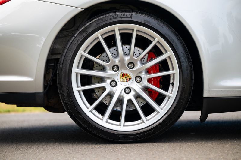 Porsche 911 (997.2) Carrera 4S Coupe (Manual)