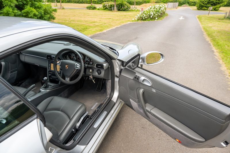 Porsche 911 (997.2) Carrera 4S Coupe (Manual)