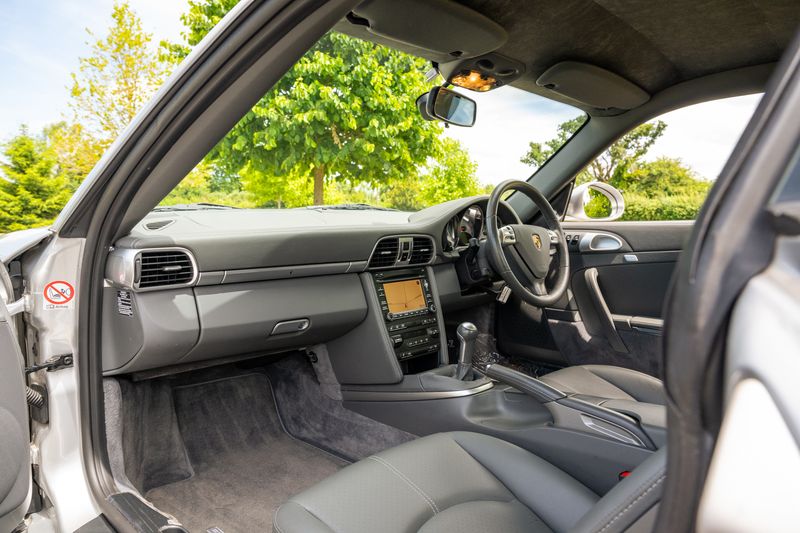 Porsche 911 (997.2) Carrera 4S Coupe (Manual)