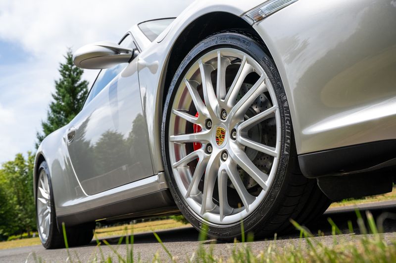 Porsche 911 (997.2) Carrera 4S Coupe (Manual)