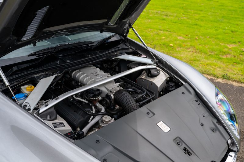 Aston Martin V8 Vantage (Manual)