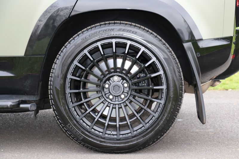 Land Rover Defender 110 D300 X-Dynamic HSE 'URBAN Kit'