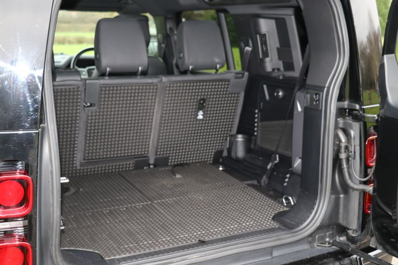 Land Rover Defender 110 D300 X-Dynamic HSE 'URBAN Kit'