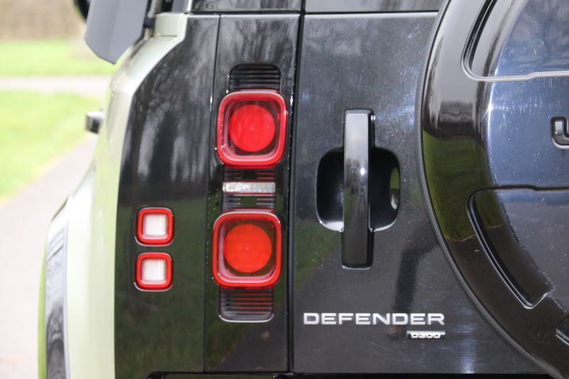 Land Rover Defender 110 D300 X-Dynamic HSE 'URBAN Kit'