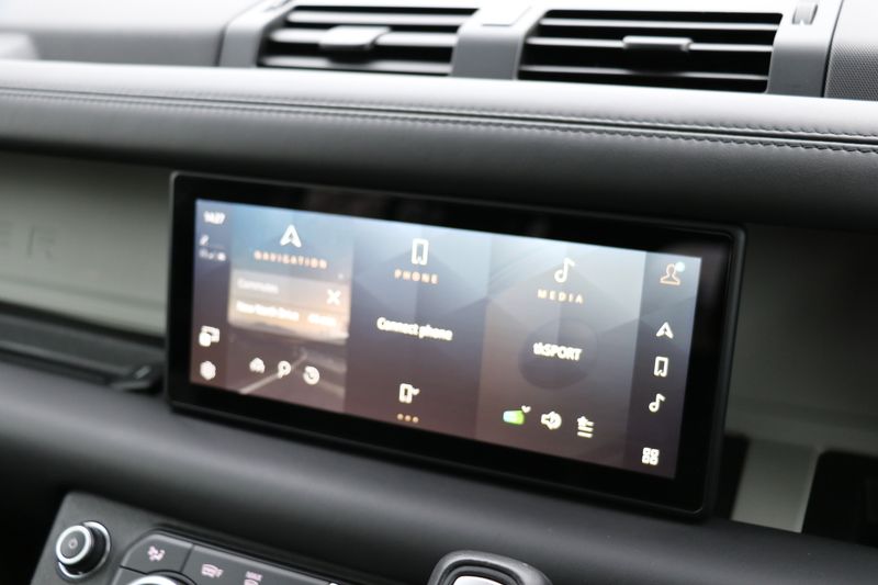 Land Rover Defender 110 D300 X-Dynamic HSE 'URBAN Kit'