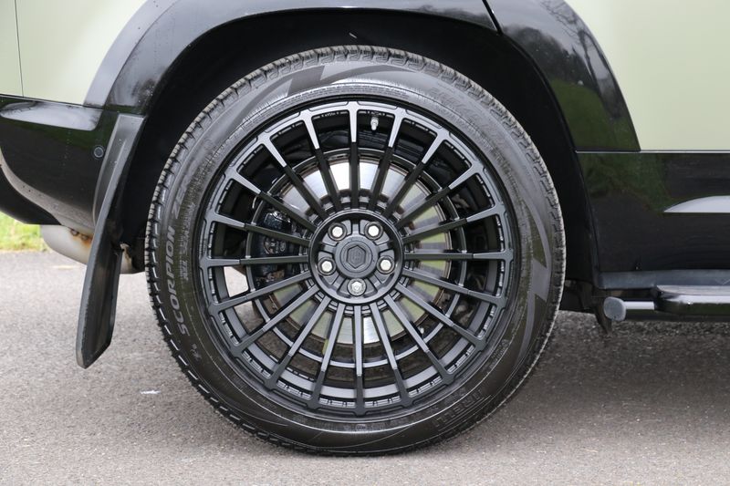 Land Rover Defender 110 D300 X-Dynamic HSE 'URBAN Kit'