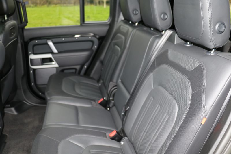 Land Rover Defender 110 D300 X-Dynamic HSE 'URBAN Kit'