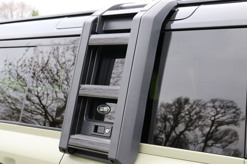 Land Rover Defender 110 D300 X-Dynamic HSE 'URBAN Kit'