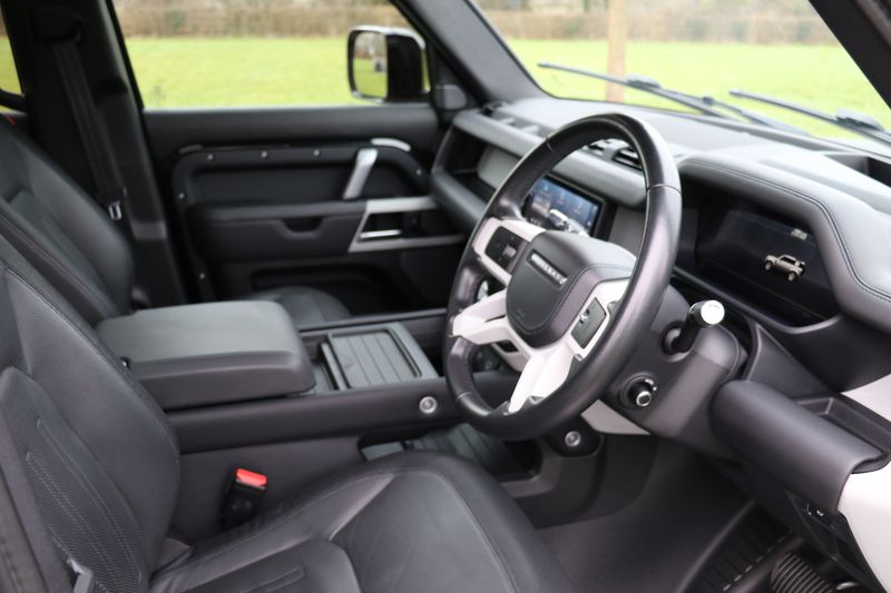 Land Rover Defender 110 D300 X-Dynamic HSE 'URBAN Kit'