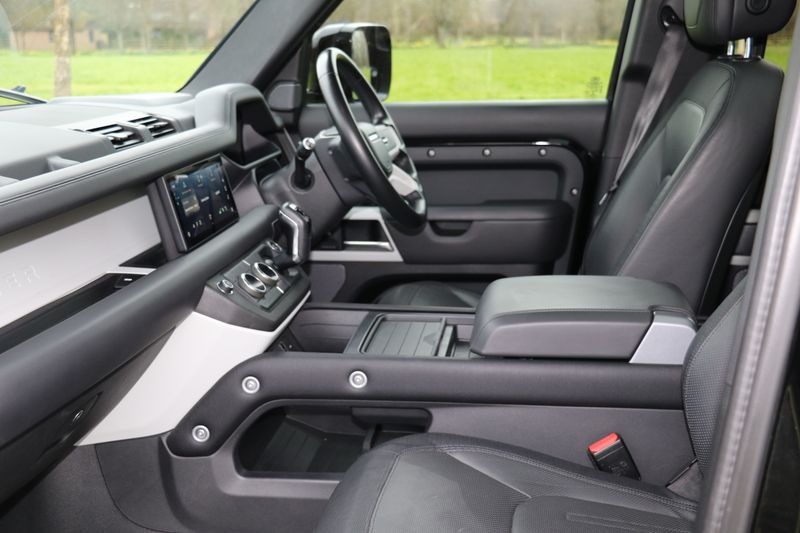 Land Rover Defender 110 D300 X-Dynamic HSE 'URBAN Kit'