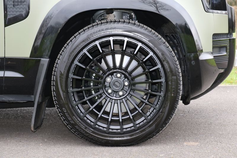 Land Rover Defender 110 D300 X-Dynamic HSE 'URBAN Kit'