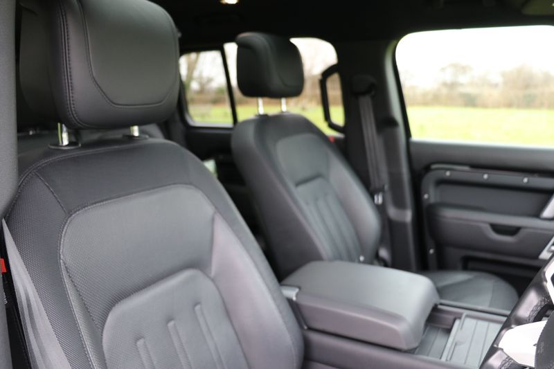 Land Rover Defender 110 D300 X-Dynamic HSE 'URBAN Kit'