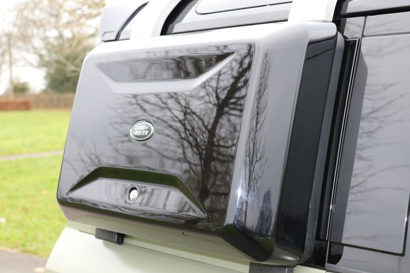 Land Rover Defender 110 D300 X-Dynamic HSE 'URBAN Kit'