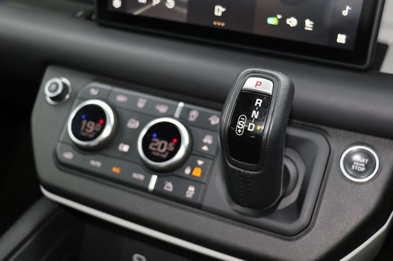 Land Rover Defender 110 D300 X-Dynamic HSE 'URBAN Kit'