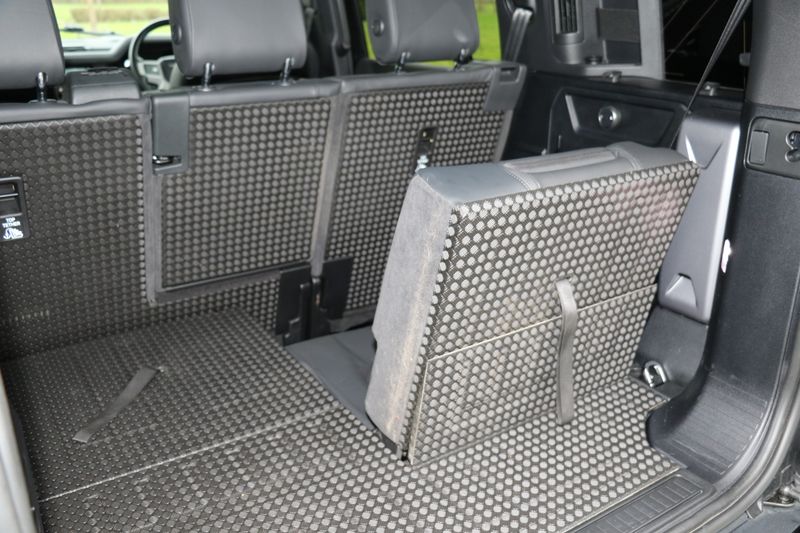 Land Rover Defender 110 D300 X-Dynamic HSE 'URBAN Kit'