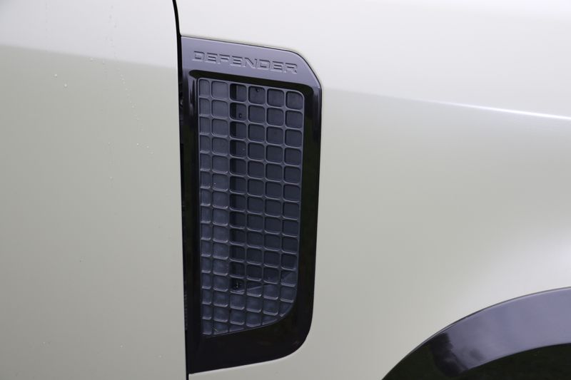 Land Rover Defender 110 D300 X-Dynamic HSE 'URBAN Kit'