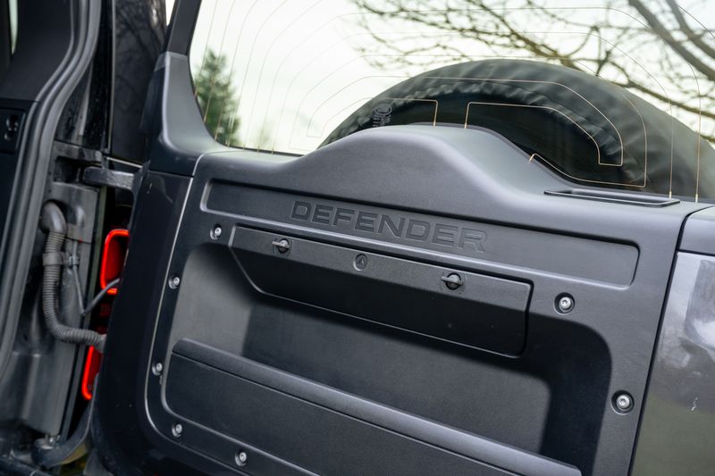 Land Rover Defender 110 3.0 D250 MHEV HSE