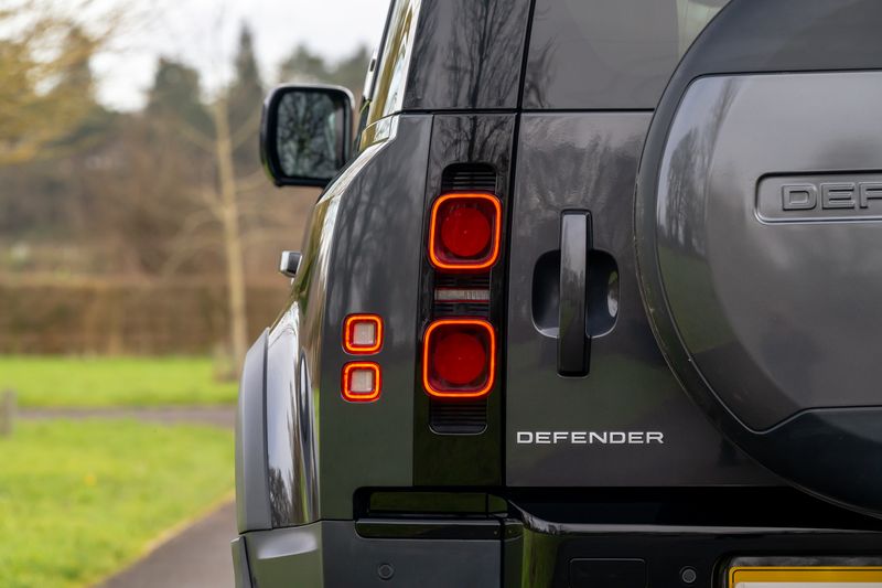 Land Rover Defender 110 3.0 D250 MHEV HSE