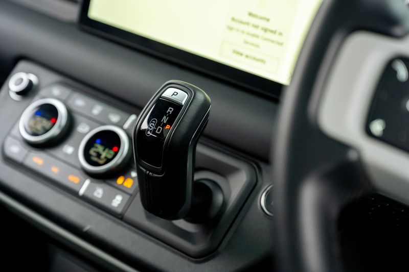 Land Rover Defender 110 D300 X-Dynamic SE 'Full URBAN Kit'