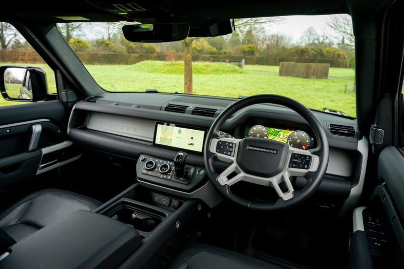 Land Rover Defender 110 D300 X-Dynamic SE 'Full URBAN Kit'