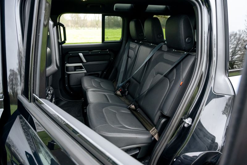 Land Rover Defender 110 D300 X-Dynamic SE 'Full URBAN Kit'