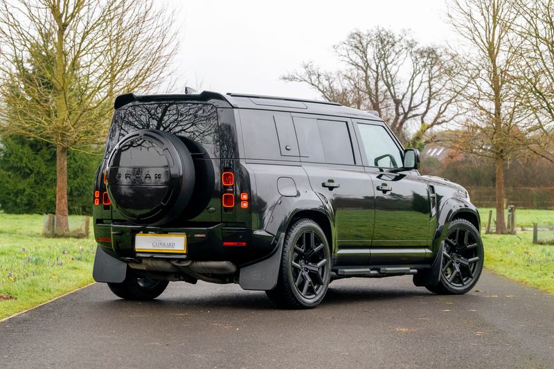 Land Rover Defender 110 D300 X-Dynamic SE 'Full URBAN Kit'