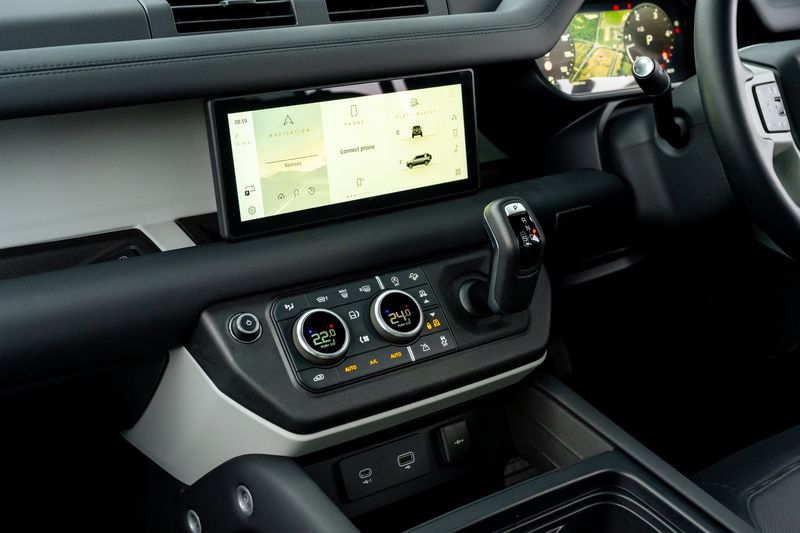 Land Rover Defender 110 D300 X-Dynamic SE 'Full URBAN Kit'