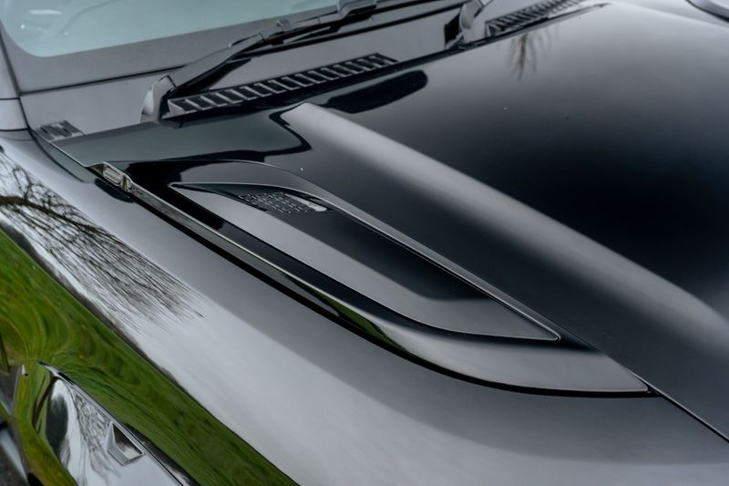 Land Rover Defender 110 D300 X-Dynamic SE 'Full URBAN Kit'