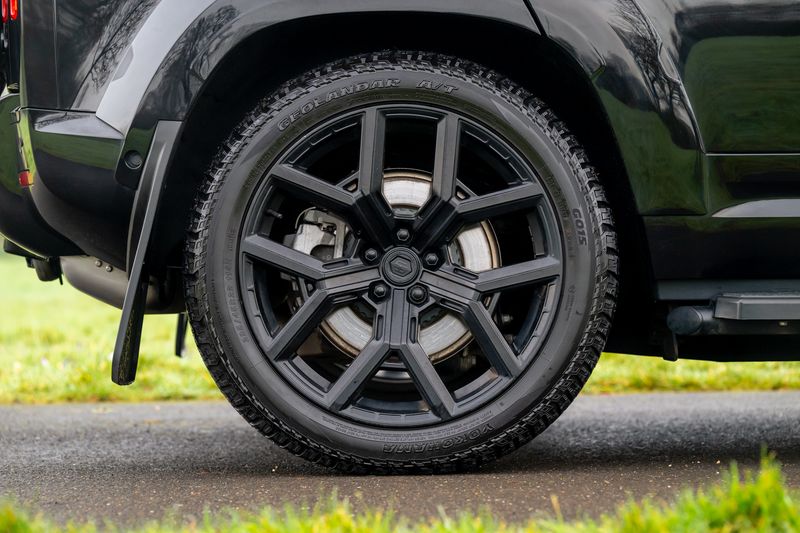 Land Rover Defender 110 D300 X-Dynamic SE 'Full URBAN Kit'