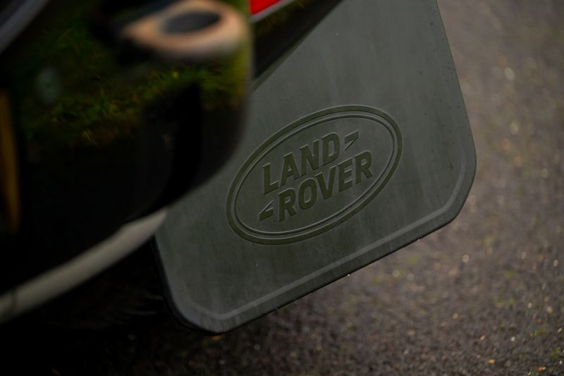 Land Rover Defender 110 D300 X-Dynamic SE 'Full URBAN Kit'