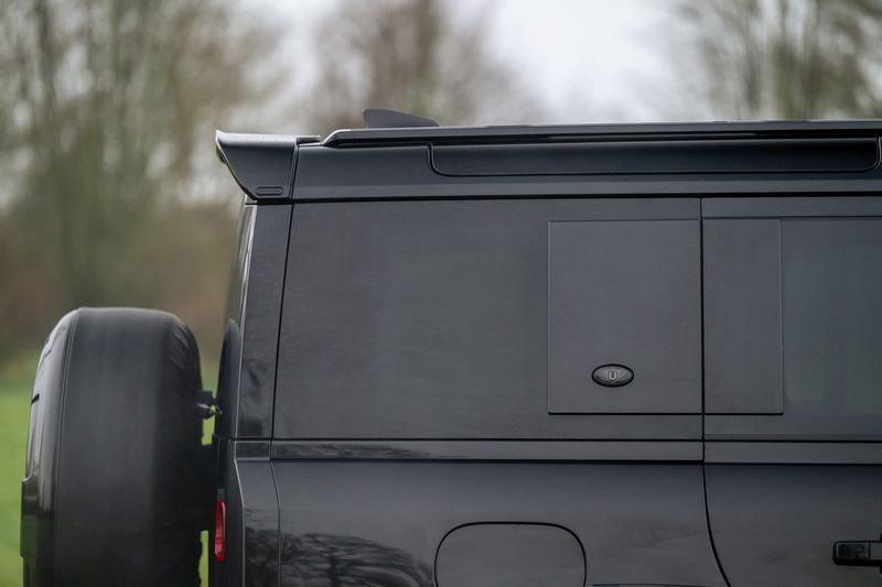 Land Rover Defender 110 D300 X-Dynamic SE 'Full URBAN Kit'