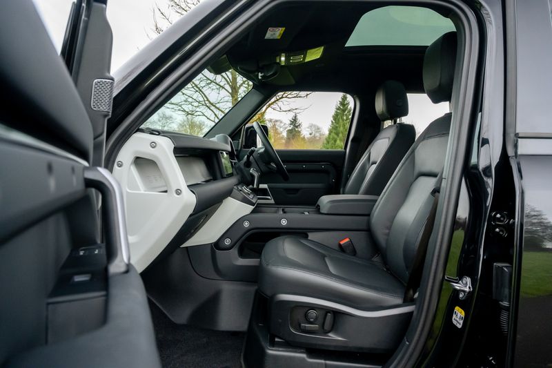 Land Rover Defender 110 D300 X-Dynamic SE 'Full URBAN Kit'