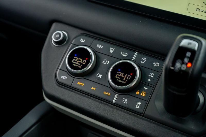 Land Rover Defender 110 D300 X-Dynamic SE 'Full URBAN Kit'