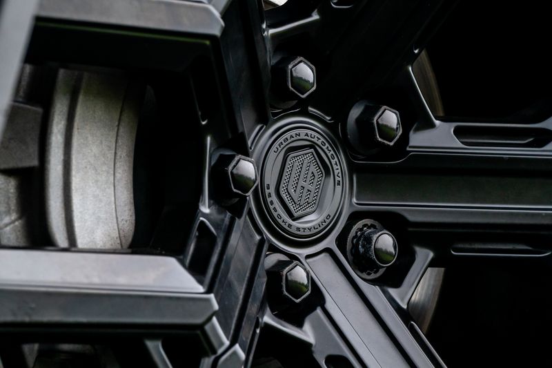 Land Rover Defender 110 D300 X-Dynamic SE 'Full URBAN Kit'