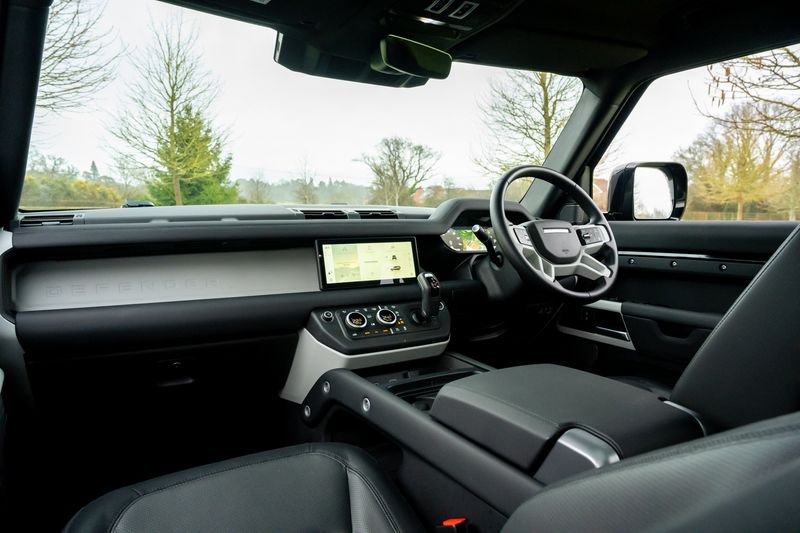 Land Rover Defender 110 D300 X-Dynamic SE 'Full URBAN Kit'