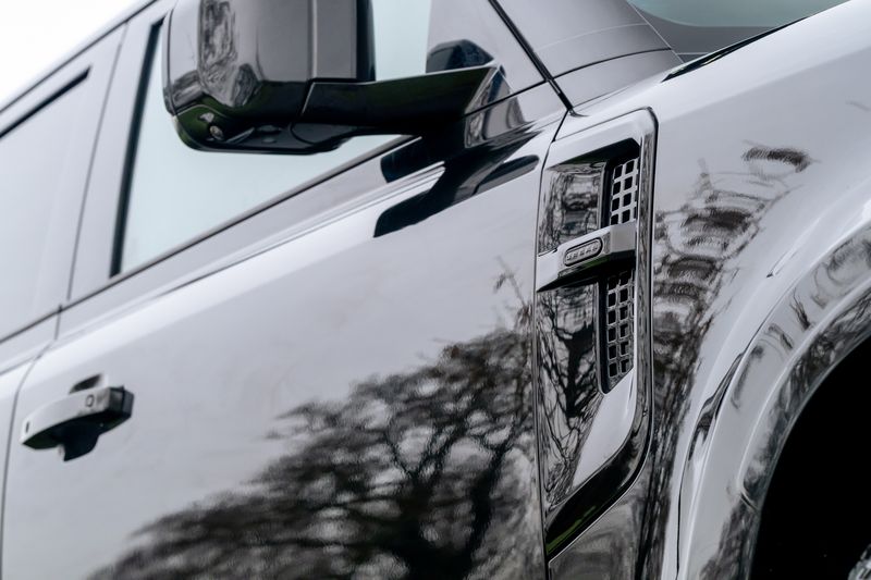 Land Rover Defender 110 D300 X-Dynamic SE 'Full URBAN Kit'