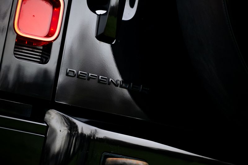 Land Rover Defender 110 D300 X-Dynamic SE 'Full URBAN Kit'