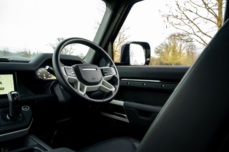 Land Rover Defender 110 D300 X-Dynamic SE 'Full URBAN Kit'