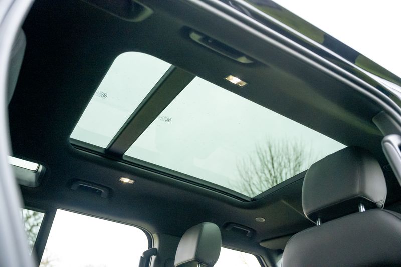 Land Rover Defender 110 D300 X-Dynamic SE 'Full URBAN Kit'