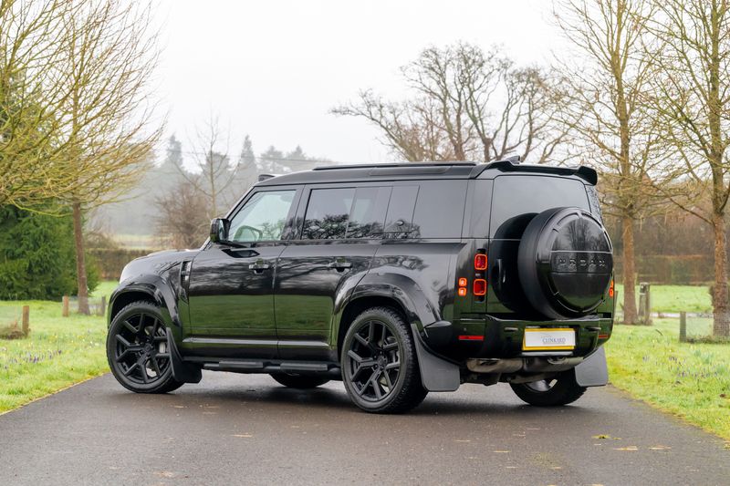 Land Rover Defender 110 D300 X-Dynamic SE 'Full URBAN Kit'
