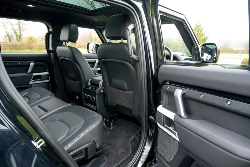 Land Rover Defender 110 D300 X-Dynamic SE 'Full URBAN Kit'