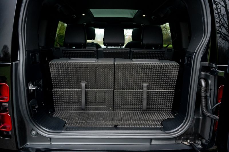 Land Rover Defender 110 D300 X-Dynamic SE 'Full URBAN Kit'